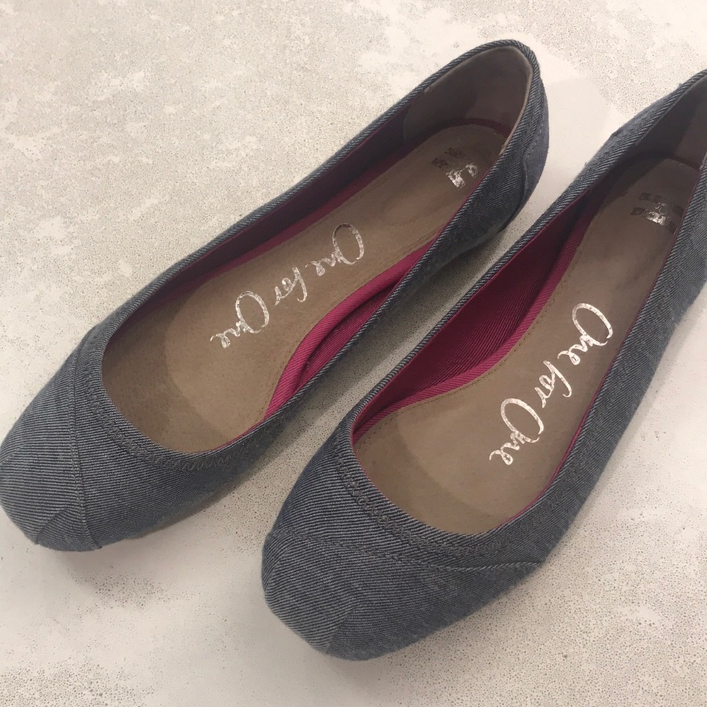 TOMS ballet flats in indigo, size 9